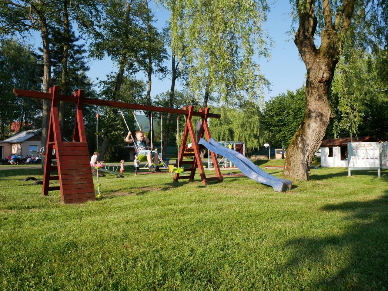 Camping Roznov Rožnov pod Radhoštěm Exteriör bild